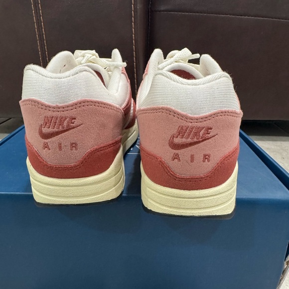 Size 9 Nike Women's Air Max 1 Stardust Red White - Picture 3 of 5